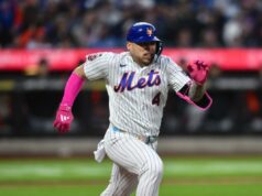 Francisco Alvarez sai do jogo no início da última preocupação com lesão do Mets O apanhador do New York Mets, Francisco Alvarez (4), eliminou o homem da terceira base do Detroit Tigers, Colt Keith (33), em uma jogada na base, encerrando a quinta entrada.