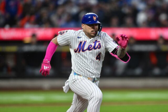 O apanhador do New York Mets, Francisco Alvarez (4), eliminou o homem da terceira base do Detroit Tigers, Colt Keith (33), em uma jogada na base, encerrando a quinta entrada.