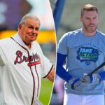 Bobby Cox acenando com uma camisa do Braves.