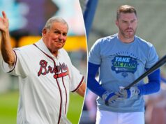 Freddie Freeman, dos Dodgers, lembra do falecido técnico do Braves, Bobby Cox Bobby Cox acenando com uma camisa do Braves.
