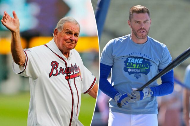 Bobby Cox acenando com uma camisa do Braves.