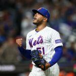 Freddy Peralta nº 51 do New York Mets reage após uma jogada.