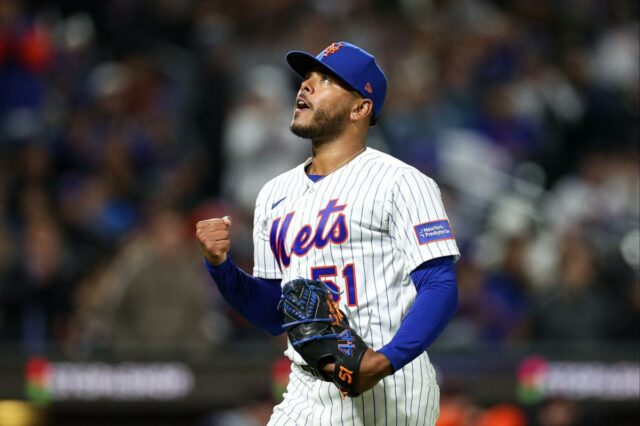 Freddy Peralta nº 51 do New York Mets reage após uma jogada.