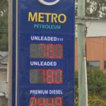 Frenesi quando o preço da gasolina cai para menos de 80 centavos o litro em um posto de gasolina