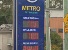 Frenesi quando o preço da gasolina cai para menos de 80 centavos o litro em um posto de gasolina Frenesi quando o preço da gasolina cai para menos de 80 centavos o litro em um posto de gasolina
