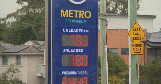 Frenesi quando o preço da gasolina cai para menos de 80 centavos o litro em um posto de gasolina
