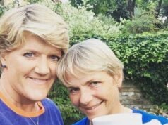 Fuga para o país: Clare Balding e a esposa da emissora Alice Arnold começam uma nova vida no cinturão de corretores de bolsa de Surrey após 20 anos em Londres O casal (na foto) há muito fala sobre querer pegar gravetos e deixar a fumaça para trás, mas agora eles trocaram a frondosa Chiswick, perto do Tâmisa, por Esher, ainda mais frondosa, embora esteja apenas dezesseis quilômetros rio acima.