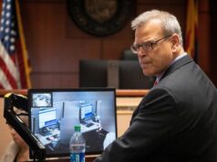Funcionário exclusivo de Trump tentou proibir metade das máquinas de votação dos EUA, citando teorias de conspiração Funcionário exclusivo de Trump tentou proibir metade das máquinas de votação dos EUA, citando teorias de conspiração
