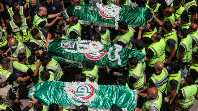 Funerais para médicos mortos em ataques aéreos israelenses no sul Funerais para médicos mortos em ataques aéreos israelenses no sul do Líbano