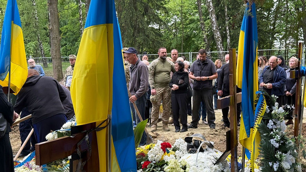 Funerais, rainhas da beleza e bombas: a cidade ucraniana que não deixa Putin vencer