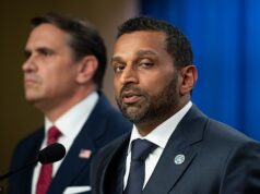 Fúria enquanto Kash Patel SNORKELS no túmulo sagrado de Pearl Harbor, onde 900 marinheiros ainda jazem… e depois parte para Las Vegas Patel está enfrentando uma reação violenta depois de mergulhar com snorkel em torno de um navio de guerra afundado em Pearl Harbor, que ainda sepulta os restos mortais de quase 900 marinheiros americanos, e depois partiu para Las Vegas.