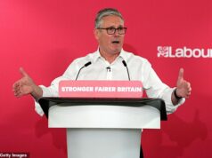 Gabinete deve dizer a Starmer para renunciar: PM parece condenado quando uma delegação de ministros se dirige ao No10 para dizer-lhe que seu tempo acabou depois que mais de 70 parlamentares exigiram que ele renunciasse – com os aliados de Streeting pedindo um cronograma ‘rápido’ para a partida Keir Starmer admitiu que as pessoas estão “frustradas comigo” em seu discurso na segunda-feira. Seu mandato está em queda livre enquanto os ministros o pressionam a renunciar