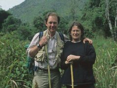 Gangue de facões da Guatemala nos roubou com faca, diz casal caçador de plantas Bleddyn e Sue Wynn Jones. Sue está parada na frente de uma pedra e Bleddyn está sentado em uma