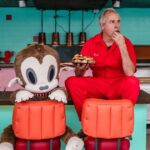 Gary Baseman enche a icônica cafeteria de Los Angeles com desenhos charmosos em cardápios de restaurantes reais