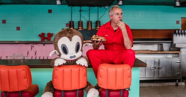 Gary Baseman enche a icônica cafeteria de Los Angeles com desenhos charmosos em cardápios de restaurantes reais
