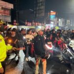 Gaya Humanis Kapolres Karawang Temui Korlap Bobotoh di Tengah Gemuruh Pawai Juara Persib Bandung