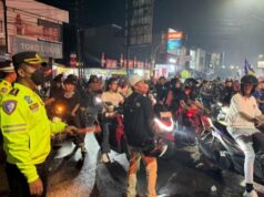 Gaya Humanis Kapolres Karawang Temui Korlap Bobotoh di Tengah Gemuruh Pawai Juara Persib Bandung Gaya Humanis Kapolres Karawang Temui Korlap Bobotoh di Tengah Gemuruh Pawai Juara Persib Bandung