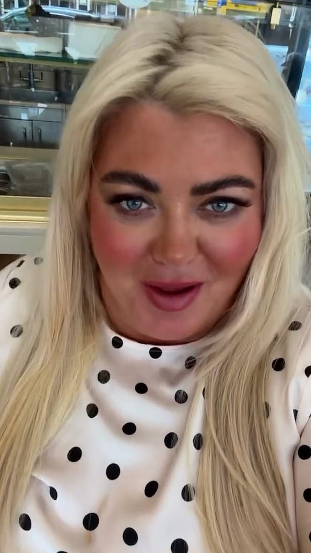 Gemma Collins revida os trolls e diz que ficou ‘honrada’ Gemma Collins respondeu aos seus céticos, dizendo que não recebeu nenhum pagamento por participar e insistindo que tem experiência no assunto