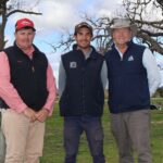O leiloeiro Elders e representante de Donnybrook, Pearce Watling (à esquerda), com Mostyn Golding, garanhão Little Meadows Angus, Crooked Brook, e Kim Snowball, Napier, que pagou o preço máximo de $ 8.500 pelo touro do lote 23, Little Meadows Villion V320. Foto de Kyah Peeti.