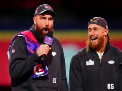 George Kittle vem em defesa de Travis Kelce em meio às críticas dos fãs LAS VEGAS, NEVADA - FEBRUARY 05: Travis Kelce of the Kansas City Chiefs (L) and George Kittle of the San Francisco 49ers stand on stage during Super Bowl LVIII Opening Night at Allegiant Stadium on February 05, 2024 in Las Vegas, Nevada. (Photo by Chris Unger/Getty Images)