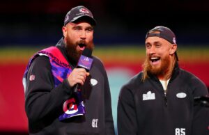 George Kittle vem em defesa de Travis Kelce em meio às críticas dos fãs LAS VEGAS, NEVADA - FEBRUARY 05: Travis Kelce of the Kansas City Chiefs (L) and George Kittle of the San Francisco 49ers stand on stage during Super Bowl LVIII Opening Night at Allegiant Stadium on February 05, 2024 in Las Vegas, Nevada. (Photo by Chris Unger/Getty Images)