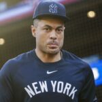 Giancarlo Stanton, que ainda luta contra uma distensão “de baixo grau” na panturrilha direita, ainda não correu desde que foi colocado na lista de lesionados.