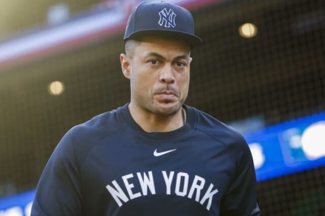 Giancarlo Stanton, que ainda luta contra uma distensão “de baixo grau” na panturrilha direita, ainda não correu desde que foi colocado na lista de lesionados. 