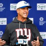 O técnico do New York Giants, John Harbaugh, responde a perguntas de repórteres durante o treino de futebol, sábado, 9 de maio de 2026, em East Rutherford, NJ