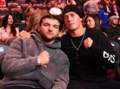 Giants estrela Jaxson Dart e Cam Skattebo dão cabeçada no UFC 328 em Newark Cam Skattebo e Jaxson Dart são vistos presentes durante o evento UFC 328 no Prudential Center em 9 de maio de 2026 em Newark, New Jersey.