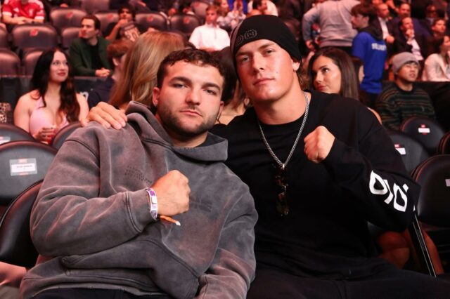 Cam Skattebo e Jaxson Dart são vistos presentes durante o evento UFC 328 no Prudential Center em 9 de maio de 2026 em Newark, New Jersey.