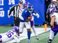 Gigantes recusam a opção de quinto ano do Deonte Banks quando a ‘lousa em branco’ começa O jogador do New York Giants, Deonte Banks, corre a bola enquanto o jogador do Minnesota Vikings, Ivan Pace Jr., o aborda.