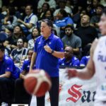 O treinador do Gilas Pilipinas, Tim Cone, durante um jogo de preparação contra o Macau Black Bears.