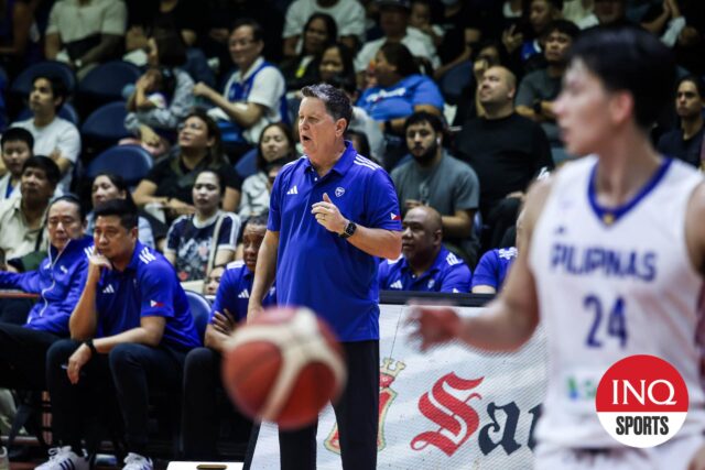 O treinador do Gilas Pilipinas, Tim Cone, durante um jogo de preparação contra o Macau Black Bears.