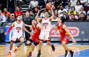 Ginebra admite ainda não ter controle, apesar do empate nas semifinais Scottie Thompson, do Barangay Ginebra Gin Kings, durante um jogo nas semifinais da PBA Commissioner's Cup de 2026 contra Rain or Shine Elasto Painters