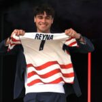 O meio-campista dos EUA Gio Reyna posa com sua camisa durante o anúncio da escalação da seleção masculina dos EUA para a Copa do Mundo de 2026, em Nova York, em 26 de maio de 2026.