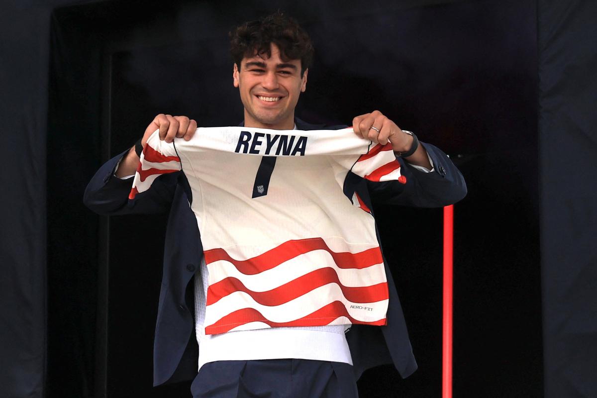 O meio-campista dos EUA Gio Reyna posa com sua camisa durante o anúncio da escalação da seleção masculina dos EUA para a Copa do Mundo de 2026, em Nova York, em 26 de maio de 2026.