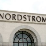 Uma loja de departamentos Nordstrom com seu nome em letras maiúsculas.