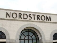 Glendale Nordstrom enganado em US $ 300 mil por dois homens em um esquema de reembolso selvagem: policiais Uma loja de departamentos Nordstrom com seu nome em letras maiúsculas.