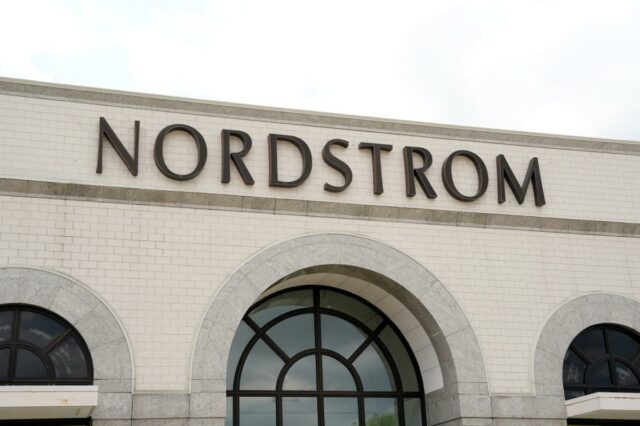 Uma loja de departamentos Nordstrom com seu nome em letras maiúsculas.