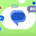 Uma mulher animada segurando um smartphone, cercada por recursos flutuantes do Mensagens do Google, como balões de bate-papo, emojis e uma mensagem de voz