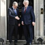 Keir Starmer deu as boas-vindas a Gordon Brown em Downing Street esta manhã