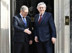 Gordon Brown entregou o cargo principal a Keir Starmer enquanto o primeiro-ministro tenta desesperadamente redefinir seu cargo de primeiro-ministro, enquanto um coro de parlamentares trabalhistas exige que ele estabeleça um cronograma de demissão Keir Starmer deu as boas-vindas a Gordon Brown em Downing Street esta manhã