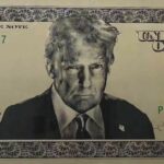 O projeto contará com a foto e a assinatura de Donald Trump.