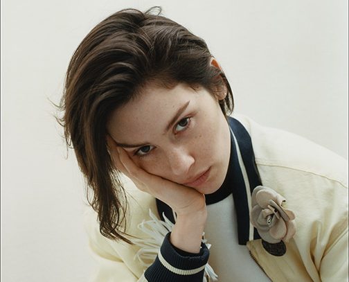 Gracie Abrams anuncia turnê internacional de arena 'Look at My gracie abrams