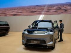 Grande aposta chinesa compensa na guerra do Irã A sales person opens the door of an ES9 electric SUV made by Chinese automaker NIO at the Beijing International Auto Exhibition on April 25, 2026.