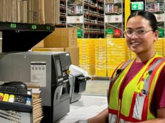 Grande empresa de comércio eletrônico busca contratar centenas de trabalhadores antes das vendas sazonais Armazém da Amazon