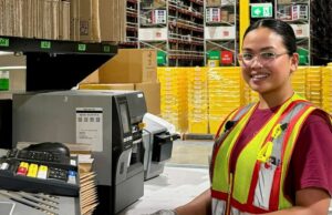 Grande empresa de comércio eletrônico busca contratar centenas de trabalhadores antes das vendas sazonais Armazém da Amazon