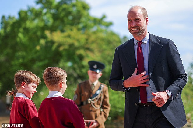 Grande noite, Wills? O futuro rei parece ter perdido a O príncipe William admitiu que perdeu a voz na quinta-feira depois de comemorar a vitória do Aston Villa na noite de quarta-feira