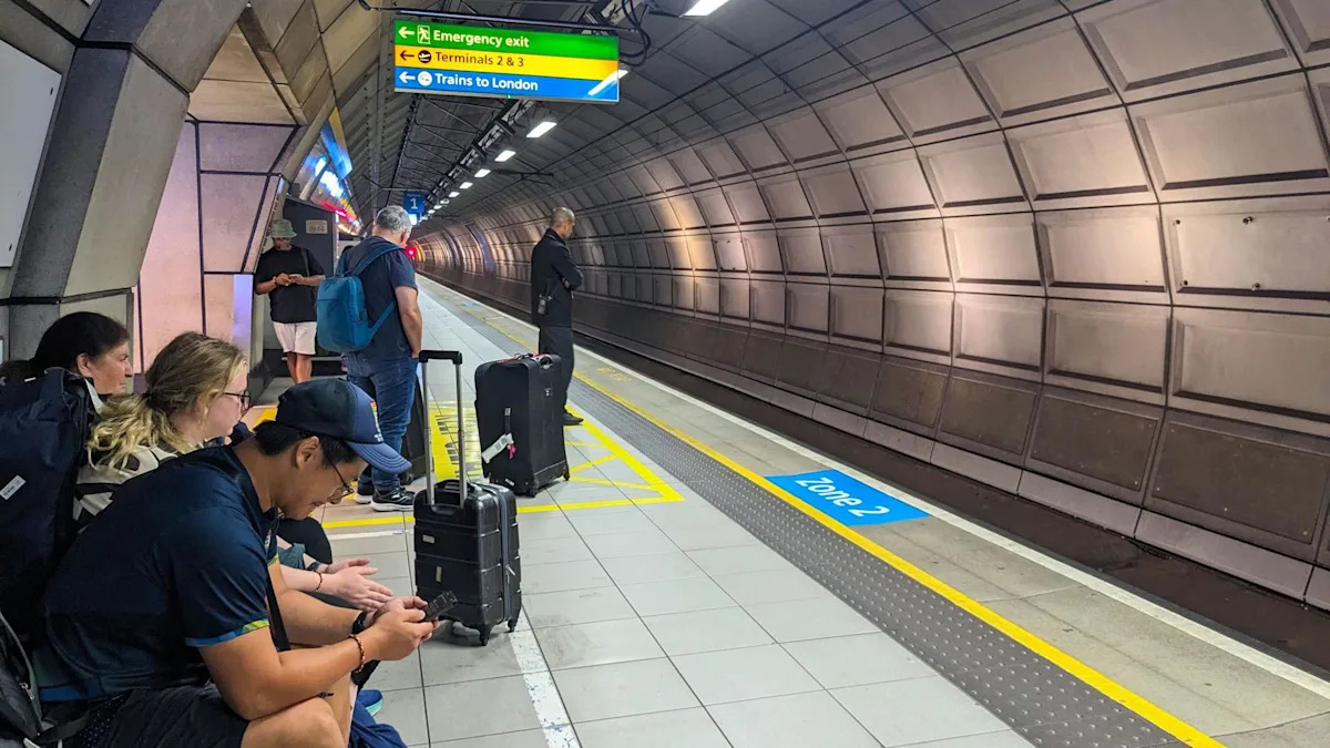 'Grandes' atrasos nos trens de Heathrow devido ao rompimento de tubulações