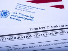 Green Cards: USCIS afirma que trabalhadores com visto H-1B podem não precisar sair dos EUA para se inscrever An official USCIS envelope is seen next to Form I - 797C (Notice of action, immigration status) and an American flag on September 20, 2018, in Washington, DC.